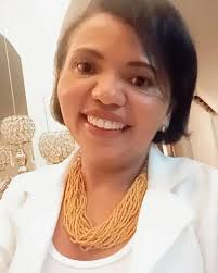 Lugar de mulher é onde ela quiser. . Quando uma mulher sabe o que quer não  há pedra ou buraco no caminho que a faça descer do salto. . Acredite em você