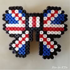 Barrette En Forme De Noeud Avec Drapeau Anglais En Perles Hama Accessoires Coiffure Par Fetedeskdo Perles Hama Perle A Repasser Modeles Motifs Perles Hama