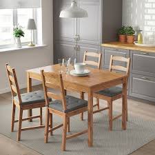 Elle peut être fabriquée en bois massif ou reconstitué. Jokkmokk Table Et 4 Chaises Vernis Effet Anc Ikea