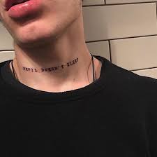 En líneas similares, el hombro es uno de los lugares más seguros para sus tatuajes atrevidos y actuales como el diseño de beso. Pin On Ropa Linda