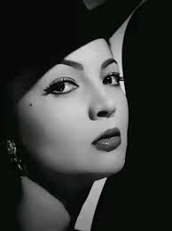 JORGE NEGRETE JUNTO A SU MAMÀ. COMO DATO CURIOSO, EN ALGUNAS CINTAS, LA  ACTRIZ MIMI DERBA, HACIA EL PAPEL DE SU MADRE, A PETICION DEL PROPIO JORGE,  YA QUE ENCONTRABA CIERTO PARECIDO