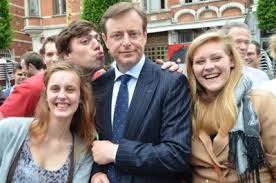 Wij moedigen op deze pagina het transparant en beschaafd debat aan. Bart De Wever Aangeklampt Door Leuvense Studenten Leuven Het Nieuwsblad Mobile