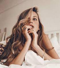 Pin By Varvara Korzhova On Instagram Ideas Photography Poses Women Model Poses Photography Portrait Photography Poses