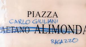 Un fotoreporter arriva nei momenti immediatamente successivi alla morte di giuliani e riesce a il corpo di carlo viene prima schiacciato durante la retromarcia e poi, di nuovo, durante l'innesto della. Carlo Giuliani E La Grottesca Deriva Estremistica Mdp Il Foglio