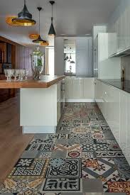 1001 Idees Pour Decorer L Espace Avec Le Sol Vinyle Imitation Carreau De Ciment Meuble Cuisine Cuisine Moderne Idees De Cuisine Moderne