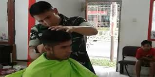 Potong rambut gratis dari polisi china berita daerah via beritadaerah.co.id. Sertu Anwari Tentara Yang Nyambi Nyukur Kodam Iv Diponegoro