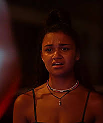 Jj Und Kiara Umarmen Und Die Freunde Im Hintergrund