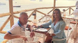 20 sikeres filmet és 420 tévétornát forgatott. Q3 Rzasoe Tzxm