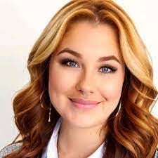 Traci Flores's Instagram, Twitter & Facebook