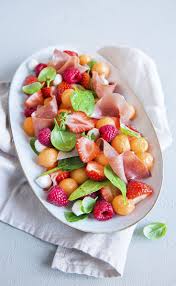 Recette Salade De Melon Et Fruits Rouges Au Jambon Cru 750g Recette Salade Melon Salade Recette Salade