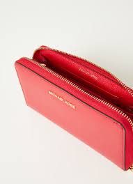 Retrouvez notre collection de portefeuilles michael kors pour femme disponibles sur vestiaire collective ainsi qu'un grand choix d'articles mode à prix d'occasion. Michael Kors Grand Portefeuille En Cuir Jet Set Rouge Feu De Bijenkorf