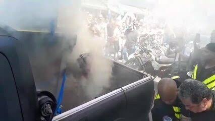 Princípio de incêndio em carro de som de campanha, gerada com IA
