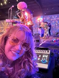 Donna Esslinger's Instagram, Twitter & Facebook