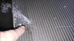 Abiler radyatörümün üst kısmı (plastik kısım) çatlamış ciddi derecede su sızıntısı var 5 günde 1 litre civarında.servisten radyatör fiyatını sordum 750 lira denince koşarak uzaklaşmak zorunda kalmakla beraber tamir yoluna gittim.nasıl ve nerede ne şekilde yaptırmam gerekiyor bilgisi olanlar beni. Su Kaciran Radyatoru Onardik Jette 1 6tdi Youtube