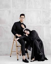 Berpose romantis gak harus selalu tampak intim dan bersentuhan, kan? Wanitaku Inspirasi Prewedding Tema Hitam Facebook