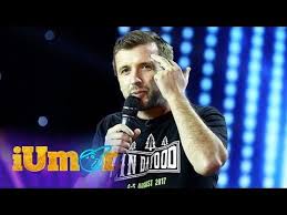 Tânăra a reuşit să impresioneze atât juriul, cât şi publicul cu un roast, câştigând astfel marele premiu în valoare de 20.000 de euro. Radu Isac Finala Iumor Bconnected