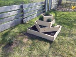 Eine Krauterpyramide Fur Den Garten Bauanleitung Zum Selberbauen 1 2 Do Com Hochbeet Selber Bauen Anleitung Selber Bauen Garten Krauterspirale Selber Bauen