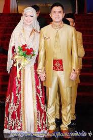 Seperti model baju keluarga perkawinan malaysia terbaru tersebut. Baju Pengantin Muslimah Modern Terbaru 18 Cara Memakai Jilbab Baju Pengantin Pengantin Pakaian Wanita