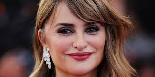 Penélope Cruz Debuts a Summer-Ready “Weekend Bob”