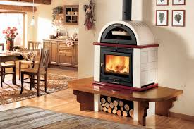 Tradicionalmente se lo elabora al horno de leña, en cazuelas de barro y servido en caliente, con la carne exterior crujiente. La Estufa De Lena Con Horno El Placer De Cocinar Mientras Calientas La Vivienda Aroundthefire Es
