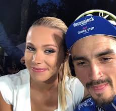 Sacrée championne de france sur route en 2012, rousse avait décidé de mettre un terme à sa carrière en 2015, à 24 ans seulement, et s'était tournée vers le journalisme en devenant consultante. Cycling Julian Alaphilippe Confined With Marion Rousse Archyde