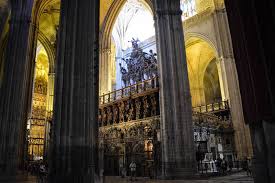 Sie ist die größte gotische kirche spaniens und eine der größten kirchen der welt. Die Kathedrale Von Sevilla Eine Kirche Der Superlative Reiseblog Mini Globetrotter