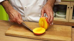Etwa eine halbe stunde ziehen lassen. Tipps Und Tricks Mango In Wurfel Schneiden Rezepte Wir In Bayern Br Fernsehen Fernsehen Br De