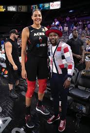Elizabeth liz cambage (born 18 august 1991) is an australian female professional basketball player who plays with the zhejiang golden bulls in the chinese women's basketball league and the australian opals. Elizabeth Cambage On Twitter Last Night I Asked Floydmayweather If I Could Dance At Girl Collection To Get My Money Back From These Wnba Fines And All He Did Was Laugh