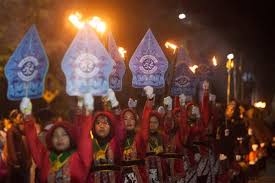 Jika kamu juga ingin membuat lampion sendiri, ada 10 cara yang bisa dilakukan. Semarak Malam Takbiran Di Berbagai Kota Kabar24 Bisnis Com