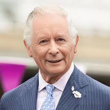 Kaczyński królom równy😳 „Jestem dalekim krewnym brytyjskiej rodziny  królewskiej, więc proszę się do mnie zwracać: Najjaśniejszy Panie!”  Szaleństwo ma wiele twarzy. Gdy myślisz, że żyjesz w demokracji, Kaczyński  przypomina, że od Królów