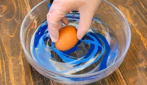 Il lavoretto di pasqua da fare insieme ai più piccoli, il segnaposto semplice e coloratissimo per apparecchiare la tavola delle feste in un modo speciale. Come Colorare E Decorare Le Uova Di Pasqua Con I Bambini Ohga