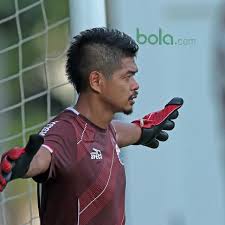 Bambang pamungkas adalah sebuah pribadi yg boleh dikatakan cukup jauh dari pemberitaan, baik pemberitaan di media cetak maupun media elektronik. Kiper Persija Kenang Pengalaman Pahit Dan Manis Bersama Bepe Bola Liputan6 Com