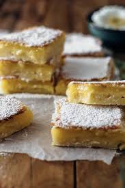 Les Desserts Au Citron Ont Toujours Un Succes Incroyable Lemon Bars Recette Pratique Pour Les Gouters En 2020 Recette De Dessert Simple Recette Desserts Sucres