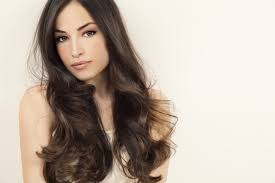 A las caras redondas les favorecen los cortes de pelo pixie con flequillo despuntado, los bob capeados con raya al lado y las melenas capeadas y muy largas. De 150 Cortes De Pelo Para Mujer Primavera Verano 2021