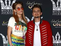 Si michael jackson a toujours affirmé à corps et à cris que prince michael, 12 ans, paris, 11 ans et prince michael ii, 6 ans, étaient la chair de sa chair, issus de son les enfants, blancs comme linges, ne présentaient d'ailleurs strictement aucune ressemblance physique avec le roi de la pop. Les Enfants De Michael Jackson Sont Devastes