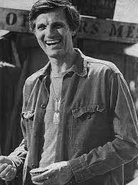 mash m a s h hawkeye pierce loved that show alan alda mash 4077 mash cast