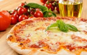 Everybody Loves A Good Pizza And The Italians Are Well Known For Coming Up With Some Interesting Varia Margherita Pizza Italian Pizza Toppings Italian Recipes