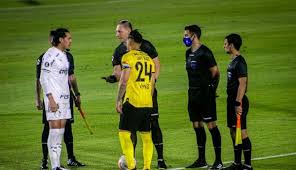 Neymar trató de iniciar un ataque con un pase hacia el área, pero el esférico rebotó en. Nestor Pitana Uso El Dulce Idioma Guarani Para Dirigirse A Los Jugadores