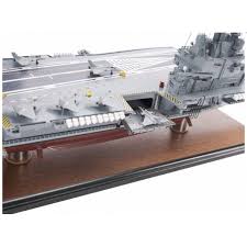 L'atout principal d'un tel navire est sa capacité à profiter de la liberté de naviguer dans les eaux internationale pour se projeter partout dans le monde, sachant que la grande majorité des populations. Maquette Du Porte Avion Charles De Gaulle Marie Galante