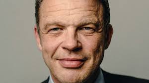 Geschäftshaus mit einer filiale der „deutschen bank. Deutsche Bank Christian Sewing Der Trummermann Manager Magazin