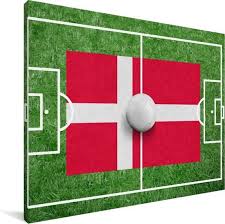 Denemarken heeft voor een daverende stunt gezorgd op het ek. Bol Com Voetbal Met De Vlag Van Denemarken Op Een Voetbalveld Canvas 160x120 Cm Foto Print