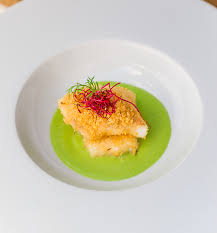 Unisci in un pentolino, la cipolla tagliata a fette e i piselli e copri di acqua. Vellutata Di Piselli Filetto Di Scorfano In Crosta Di Taralli Miss Freschezza