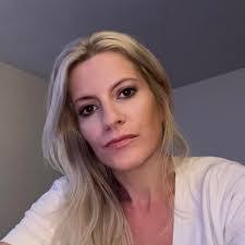 Carrie Davin's Instagram, Twitter & Facebook