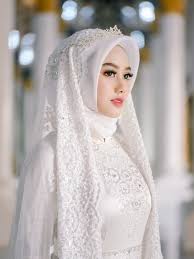 Bahkan trend rias pengantin hijab modern 2017 akan terus mengikuti kemajuan dari perkembangan fashion yang ada saat ini dan juga mode di dunia. Pin Oleh Semiha Di Prewedding Pengantin Wanita Gaun Pengantin Sederhana Gaun Pengantin