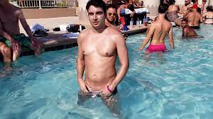 Hombres desnudos en piscina