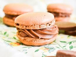 Recette De Macarons Chocolat Au Lait Caramelia Valrhona Recette Recette Macaron Macaron Chocolat Macaron