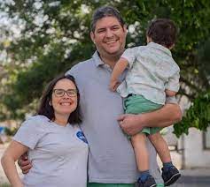 Portugueses são dados a revoluções pacíficas, com cravos e aviões de papel. A Extremamente Desagradavel Joana Marques Ja Foi Mae E Um Rapagao Nacional Flash