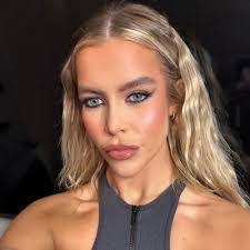 Abbie Grant's Instagram, Twitter & Facebook