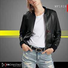Pin Di Jaket Kulit Wanita