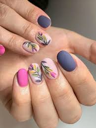 En segundo lugar debes esmaltar cada uña, tres en rosado, y las uñas de los dedos anular y el del medio en color blanco. Unas Con Flores La Tendencia En Manicura Para El Verano